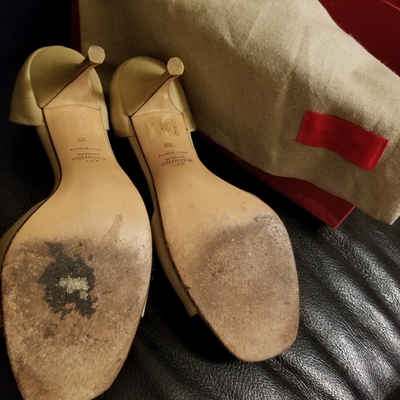 Valentino beige sandals with black bow size 39. Comfortable heel. VGUC - Picture 7 of 7